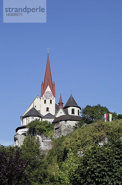 Österreich Vorarlberg  Rankweil  Blick auf die befestigte Liebfrauenbergkirche