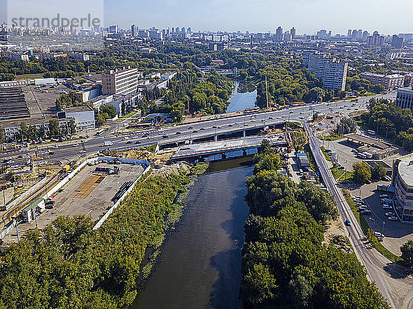 Russland  Oblast Moskau  Moskau  Luftaufnahme der Brücke über die Moskwa und der umliegenden Stadt