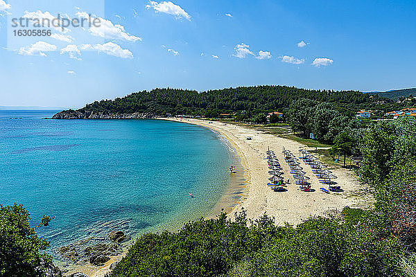 Griechenland  Sithonia  Sonnenschirme und Liegestühle am sandigen Küstenstrand im Sommer