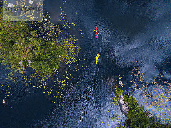 Luftaufnahme von Kajakfahrern auf dem Fluss Vuoksi