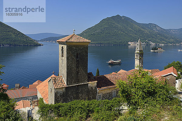 Montenegro  Blick über Perast und die Bucht von Kotor