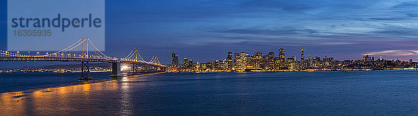 USA  Kalifornien  San Francisco  Skyline und Oakland Bay Bridge am Abend