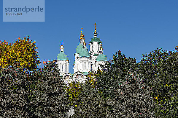 Russland  Astrachan  Bäume vor der Mariä-Entschlafens-Kathedrale
