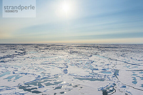 Luftaufnahme des schmelzenden Eises am Nordpol