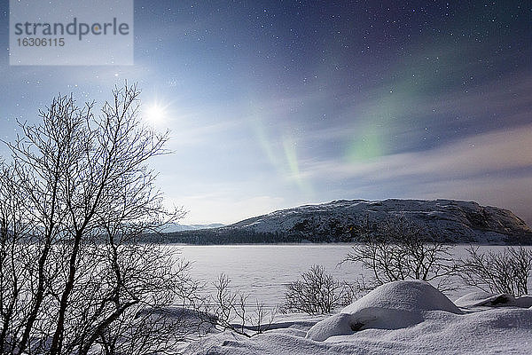 Polarlicht in Norwegen in der Nähe des Sees Rundvatnet
