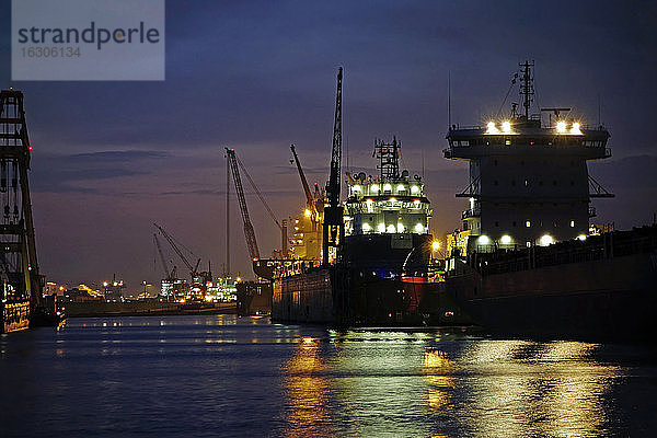 Deutschland  Bremen  Bremerhaven  Seehafen Kaiserhafen I und Containerschiffe bei Nacht