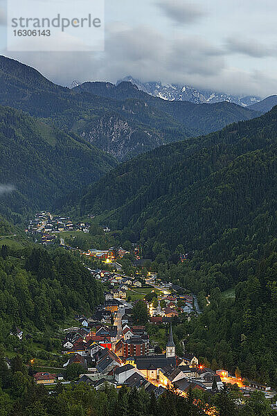Österreich  Kärnten  Blick auf Bad Eisenkappel Dorf in der Nähe von Bergen