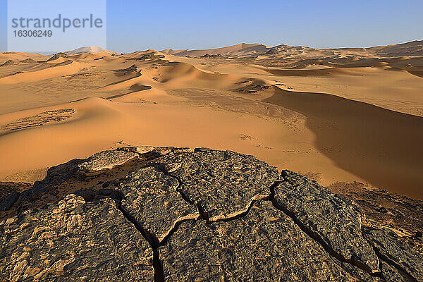 Afrika  Algerien  Sahara  Tassili N'Ajjer National Park  Tadrart  Felsen und Sanddünen am Oued in Djerane
