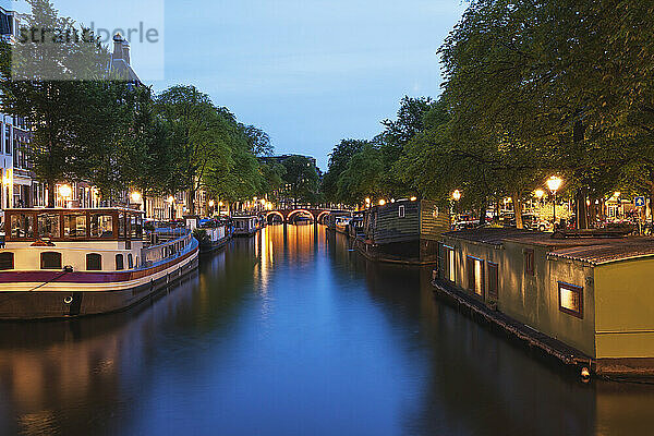 Niederlande  Holland  Amsterdam  Prinsenkanal  Hausboote und Schiffe