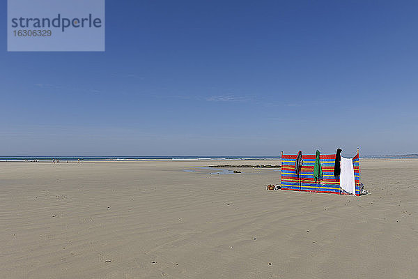 Frankreich  Bretagne  Finistere  Windschutz am Strand