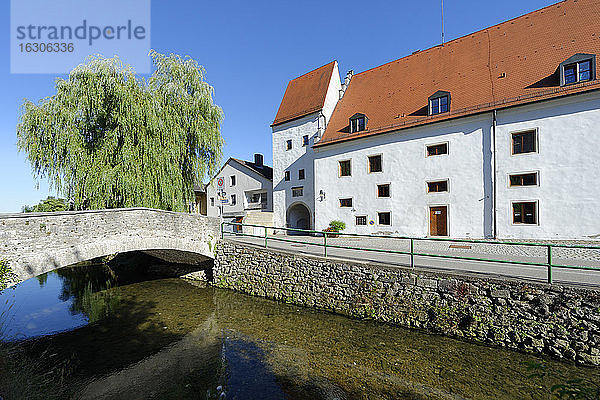 Deutschland  Oberbayern  Mörnsheim  Rathaus mit Stadttor oberhalb der Gailach