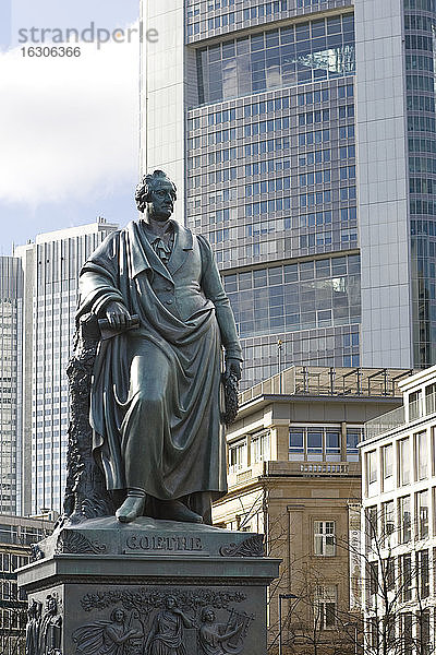 Deutschland  Hessen  Frankfurt  Goethe-Denkmal vor dem Commerzbank-Turm