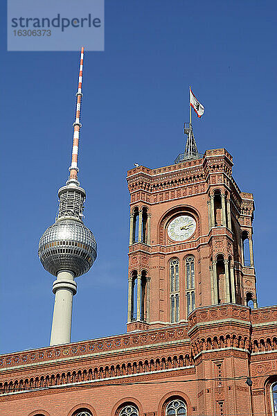 Deutschland  Berlin  Ansicht des Roten Rathauses und des Fernsehturms von unten