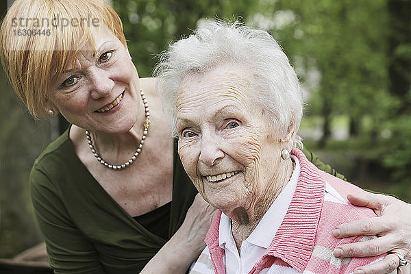 Deutschland  Nordrhein-Westfalen  Köln  Porträt einer älteren Frau und einer reifen Frau  lächelnd