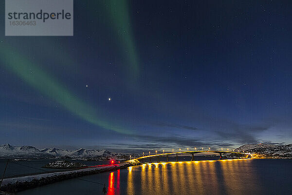 Norwegen  Provinz Troms  Blick auf Aurora Borealis bei Tromso