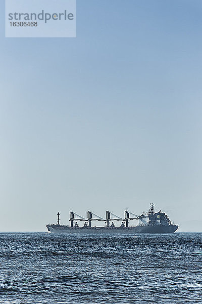 Spanien  Andalusien  Tarifa  Meerenge von Gibraltar  Frachtschiff