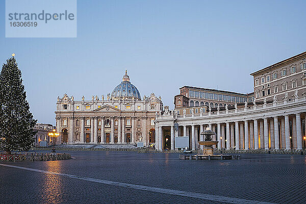 Italien  Vatikan  Rom  Piazza San Pietro  Petersdom und Weihnachtsbaum am Morgen