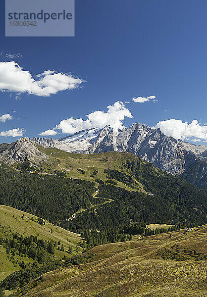Italien  Südtirol  Blick vom Sellajoch zur Marmolada