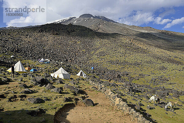 Türkei  Ostanatolien  Provinz Agri  Nationalpark Berg Ararat  Zeltlager im Ararat-Basislager