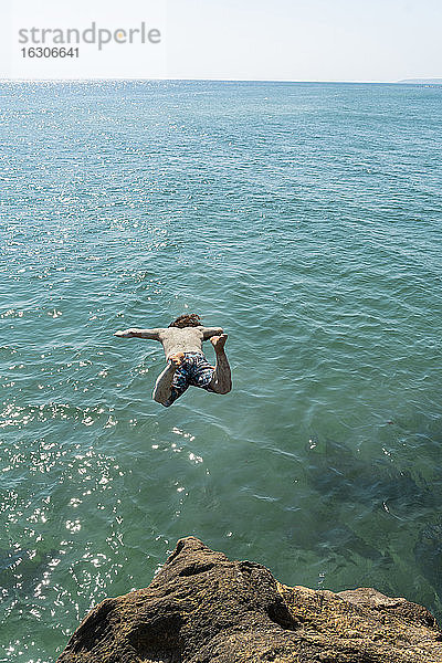 Mann beim Tauchen im Meer an einem sonnigen Tag