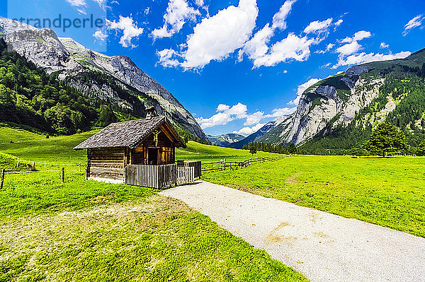 Österreich  Tirol  Vomp  Urige Hütte im Unterinntal im Sommer