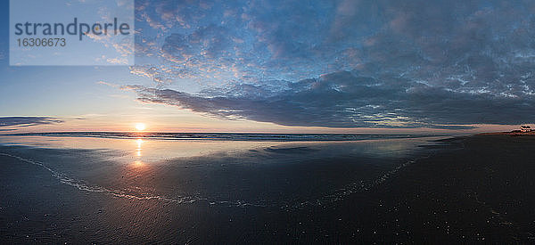 Neuseeland  Sonnenuntergang am Strand von Foxton