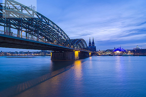 Deutschland  Nordrhein-Westfalen  Köln  Blick auf die Hohenzollernbrücke und den Kölner Dom am Abend