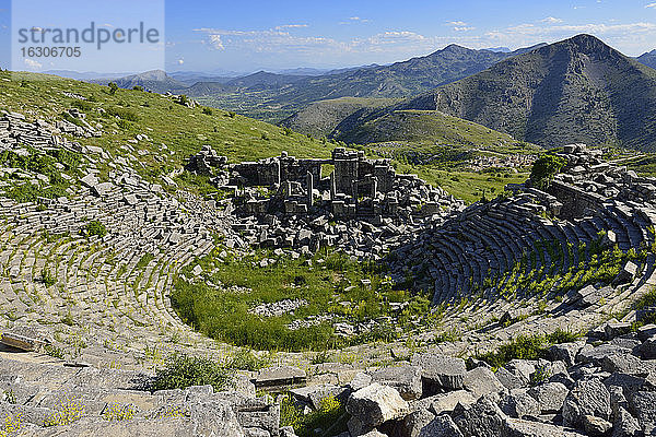 Türkei  Provinz Antalya  Pisidien  Blick auf die antike Theaterruine in der archäologischen Stätte von Sagalassos