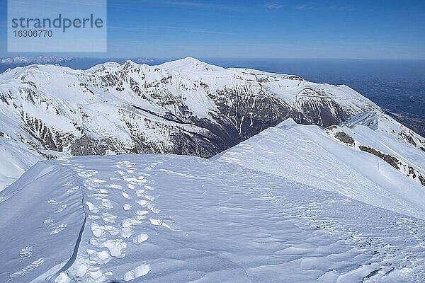 Blick auf den schneebedeckten Berg Vettore am Meer gegen den Himmel  Umbrien  Italien