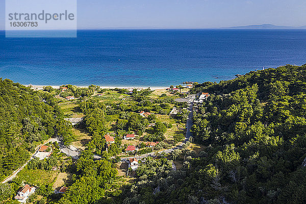 Luftaufnahme von Häusern an der Küste der Insel Samos mit Potami Beach im Hintergrund