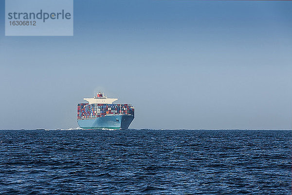 Spanien  Andalusien  Tarifa  Frachtschiff auf dem Meer