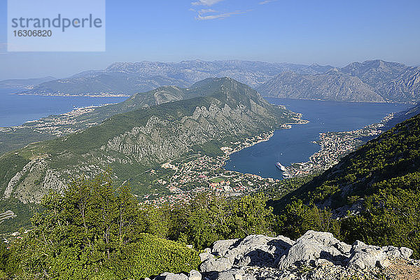 Montenegro  Crna Gora  Kotor  Blick über die Bucht von Kotor