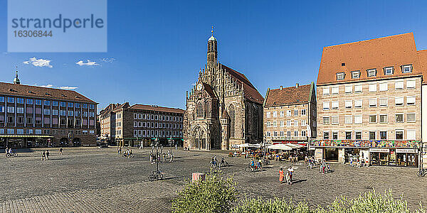 Deutschland  Bayern  Nürnberg  Panoramablick auf den Marktplatz vor der Frauenkirche