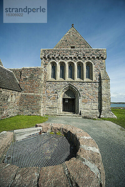 UK  Schottland  Innere Hebriden  Iona  Brunnen und Teil der Fassade der Abtei von Iona
