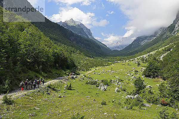 Montenegro  Crna Gora  Gruppe von Wanderern im Ropojana-Tal  Nationalpark Prokletije-Gebirge