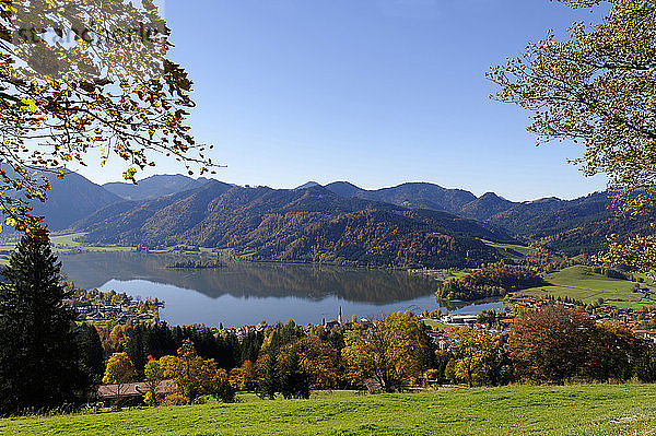 Deutschland  Bayern  See und Stadt Schliersee