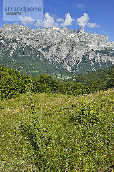 Albanien  Theth-Tal  Blick auf den Berg Theth