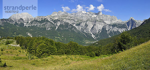 Albanien  Blick auf Theth  das Thethi-Tal  den Nationalpark und die Gipfel Radohima und Arapi