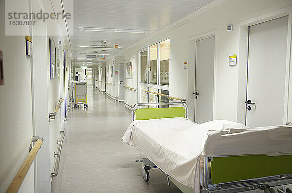 Deutschland  Freiburg  Blick auf ein Bett in einem leeren Krankenhauskorridor