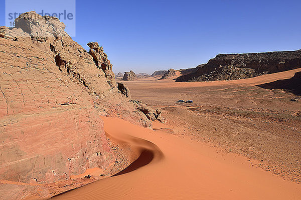 Afrika  Algerien  Sahara  Tassili N'Ajjer National Park  Sanddünen und Sandsteinfelsen in Oued Bouhadian