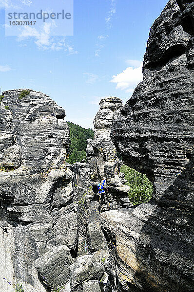 Tschechien  Böhmische Schweiz  Tisa  Kletterer klettert auf Sandsteinfelsen  Buerschlitzwände