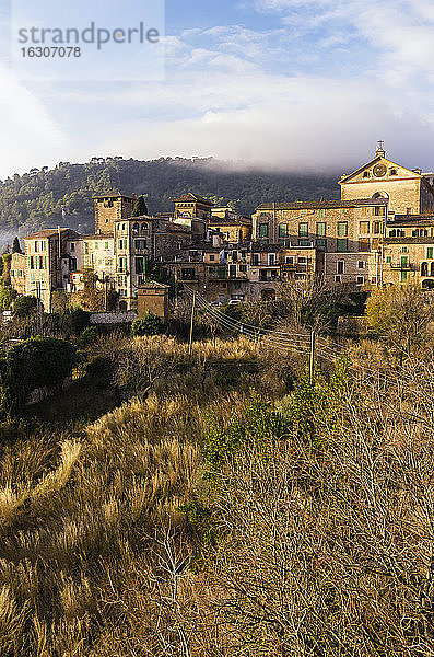 Spanien  Balearen  Mallorca  Valldemossa  S'Arxiduc  Blick auf Dorf mit Kartause  Kartäuserkloster