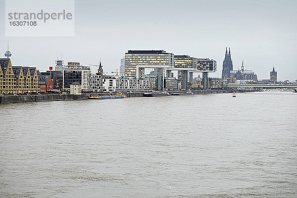 Deutschland  Köln  Rheinhafen mit Kranhäusern