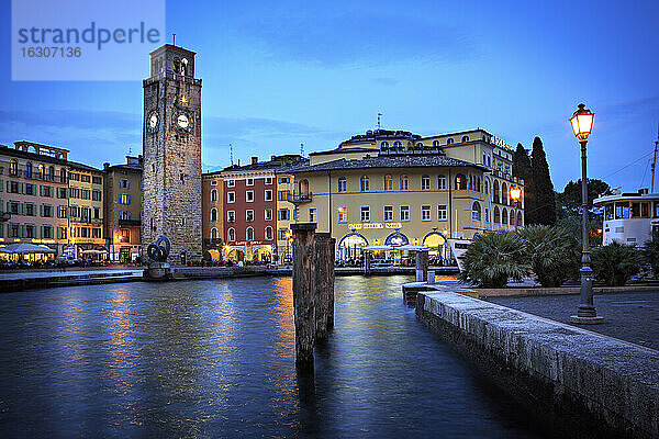 Italien  Trentino-Südtirol  Riva del Garda  Torre Apponale am Abend