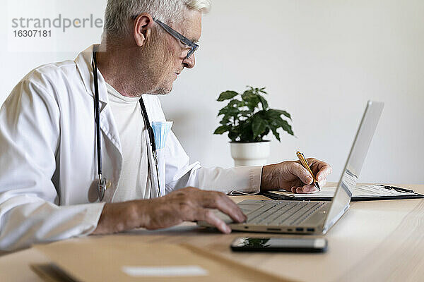 Oberarzt arbeitet am Laptop in seiner Klinik