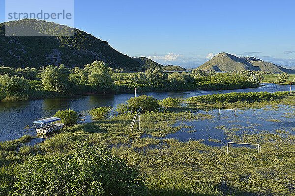 Montenegro  Crna Gora  Skutari  Hoher Wasserstand bei Virpazar  Nationalpark Skadar See