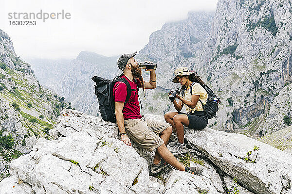Ehepaar ruht sich auf einem Bergfelsen an der Ruta Del Cares  Asturien  Spanien  aus