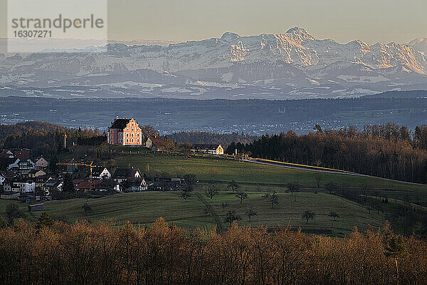 Deutschland  Baden-Württemberg  Landkreis Konstanz  Blick über Bodanrück zum Schloss Freudental  im Hintergrund Schweizer Alpen mit Saentis