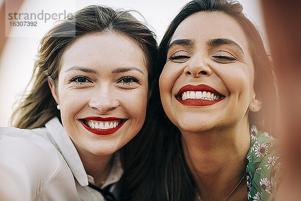 Close-up-Porträt von lächelnden schönen Freundinnen