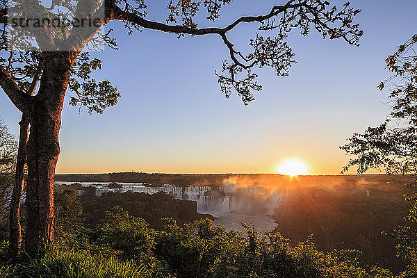 Südamerika  Brasilien  Parana  Iguazu-Nationalpark  Iguazu-Wasserfälle in der Abendsonne